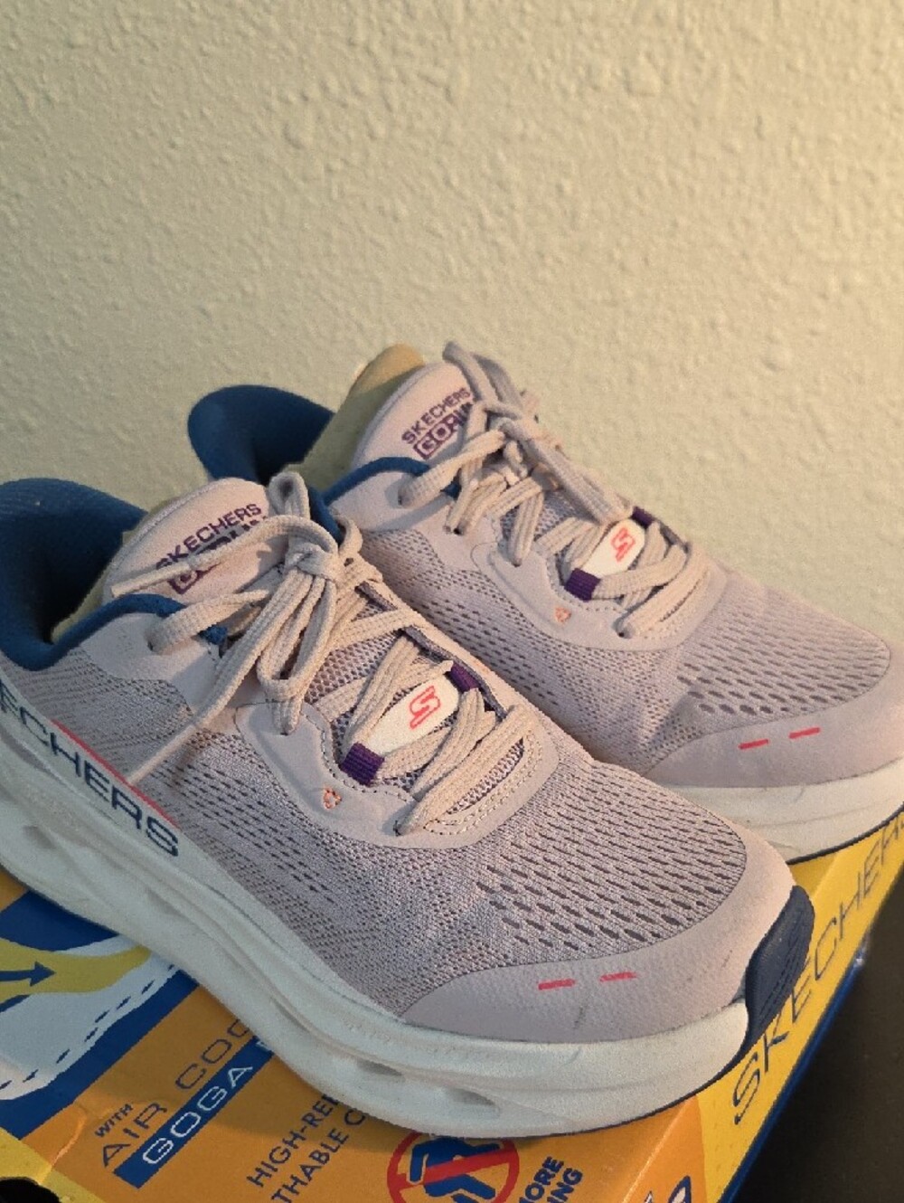 Skechers women's running sneakers - Lavender with Blue & Pink accents NWT Size 6 - Picture 3 of 10